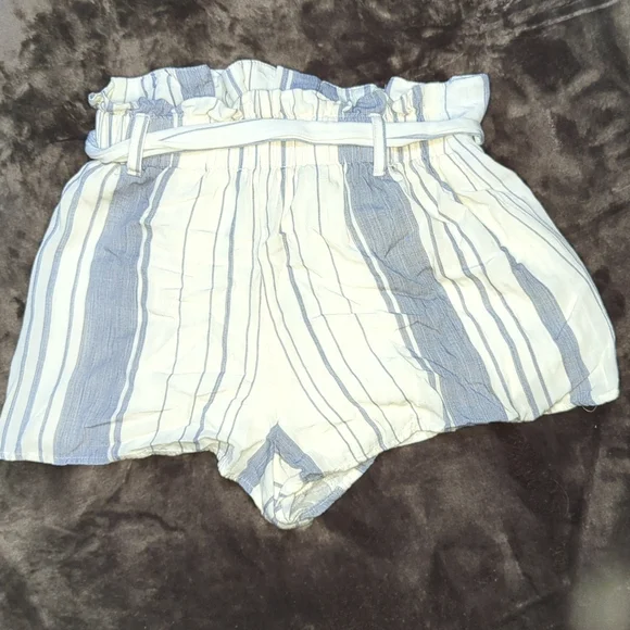 L.A Hearts Striped Flowy Shorts - Picture 3 of 3